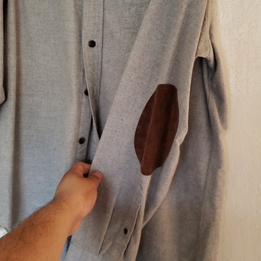 Button down - Picture 3 of 3